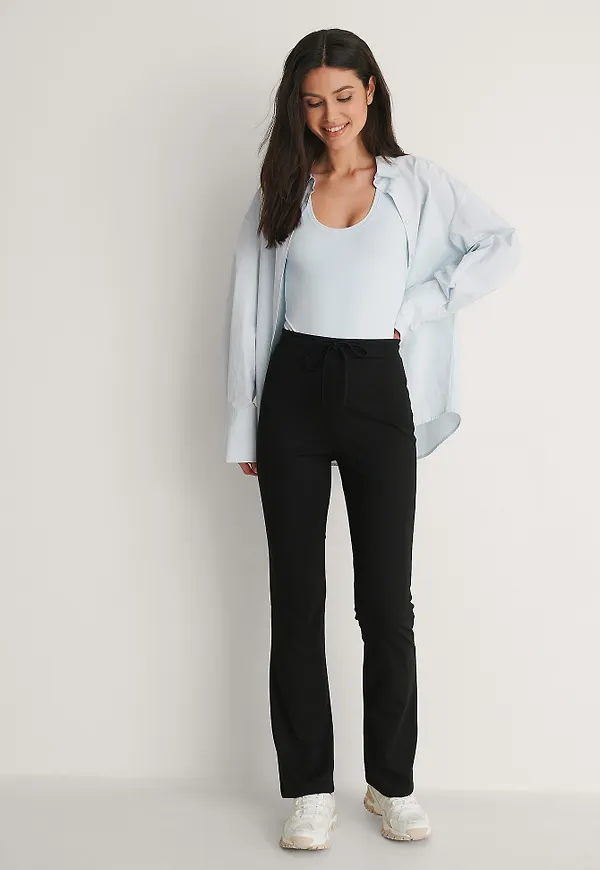NA-KD Bootcut byxor med dragskodetalj - Black