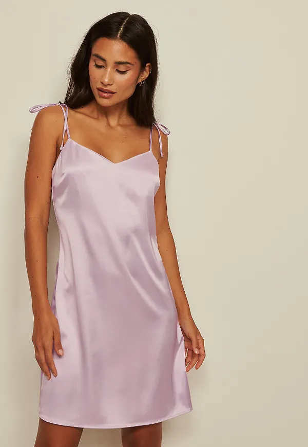 Amaka Hamelijnck x NA-KD Miniklänning I Satin Med Ett Knytband - Purple