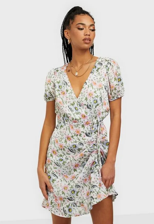 NLY Trend Cute Wrinkle Dress Fodralklänningar