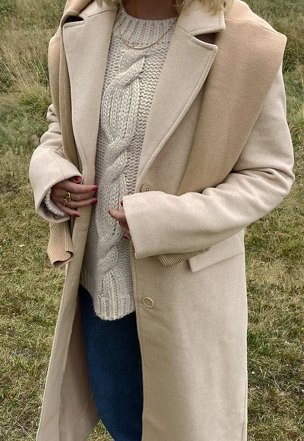 Rianne Meijer x NA-KD Kappa med sömdetalj - Beige