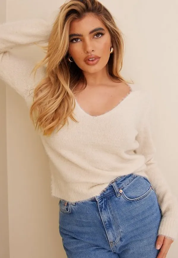 NLY Trend Deep V-neck Fuzzy Knit Stickade tröjor
