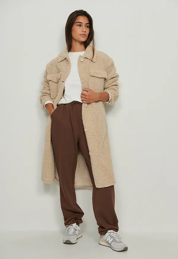 NA-KD Teddy lång överskjorta - Beige
