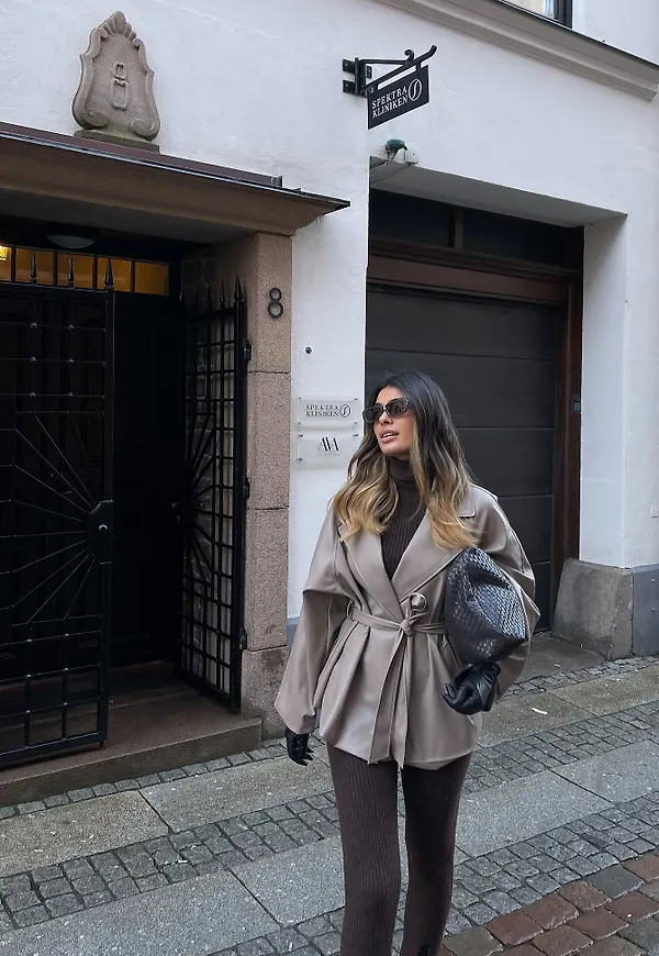 NA-KD Trend Kort PU-kappa - Beige