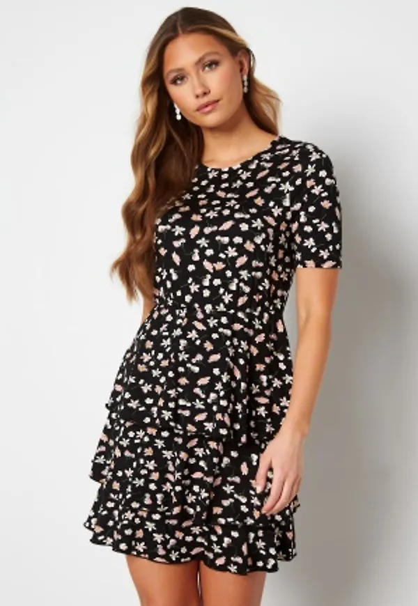 Happy Holly Petra Flounce dress Black / Floral 48/50