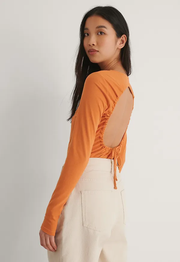 NA-KD Trend Topp med öppen rygg och dragskodetalj - Orange
