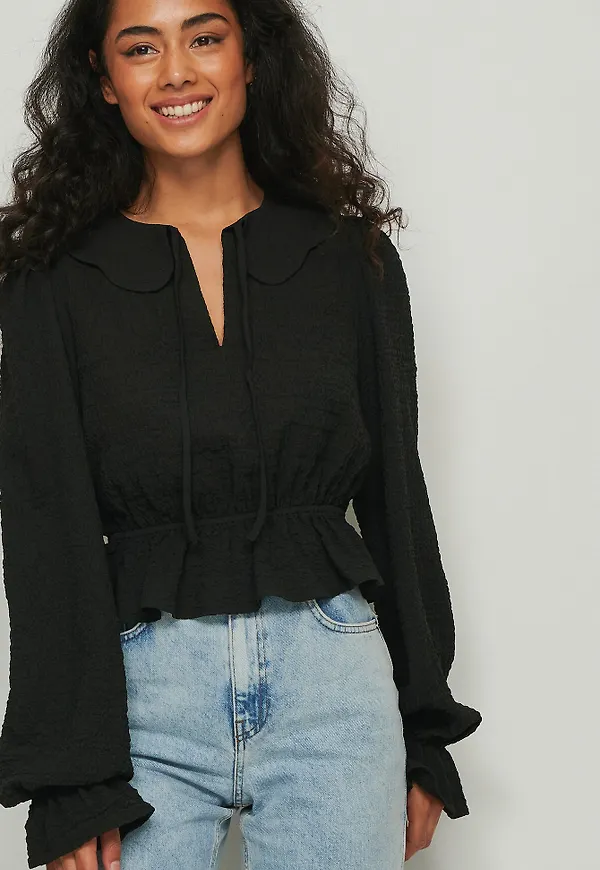 NA-KD Långärmad blus med krage och struktur - Black