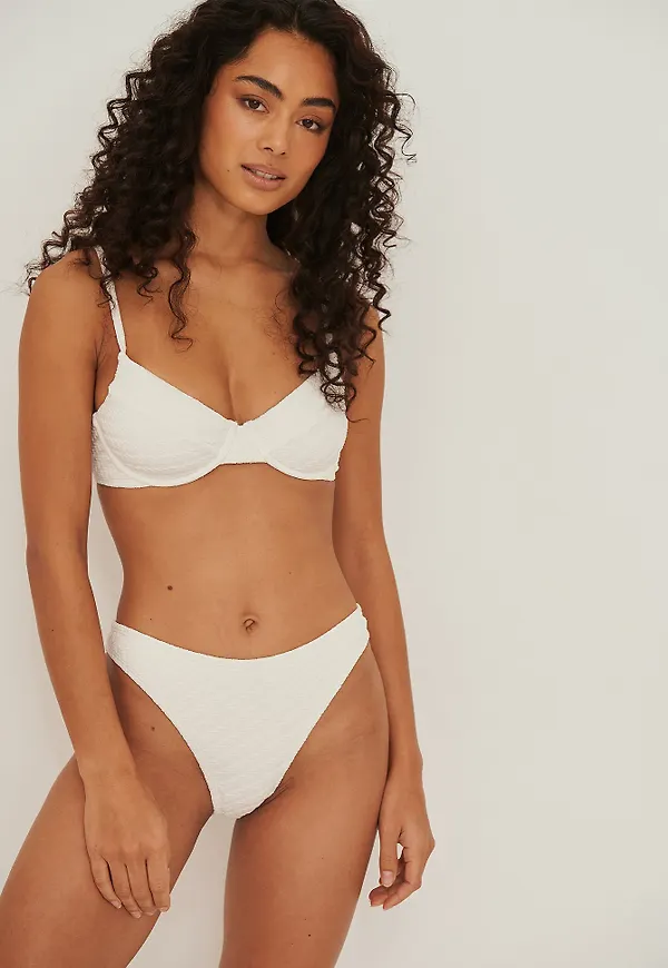 NA-KD Swimwear Högt skuren bikinitrosa - White