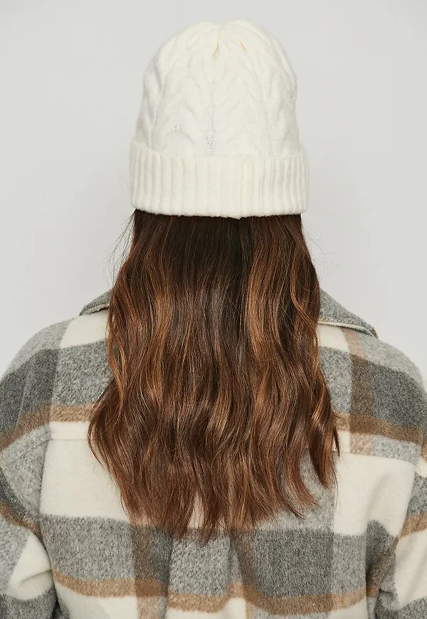 NA-KD Accessories Återvunnen kabelstickad beanie - Offwhite