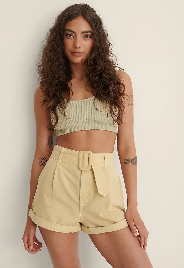 NA-KD Ekologiska färgade denimshorts med bälte - Beige