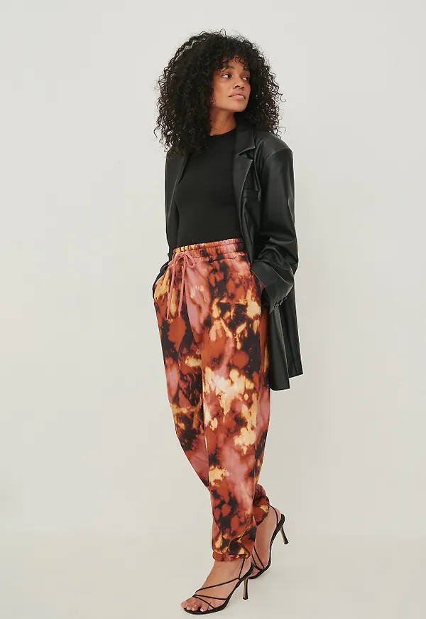 NA-KD Sweatpants med tryck och avsmalnande ben - Multicolor