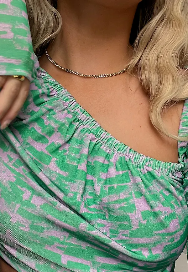NA-KD Trend Topp med drapering och utskurna partier - Multicolor