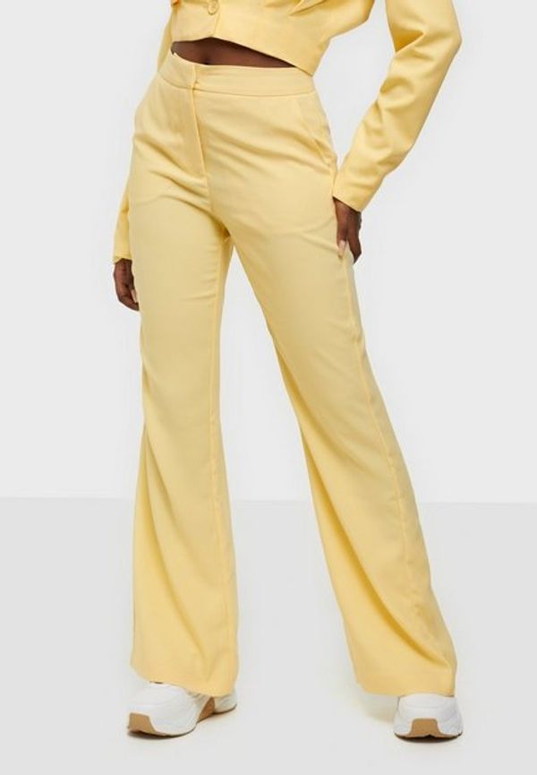 NLY Trend Shaped Suit Pants Byxor & Shorts Gul