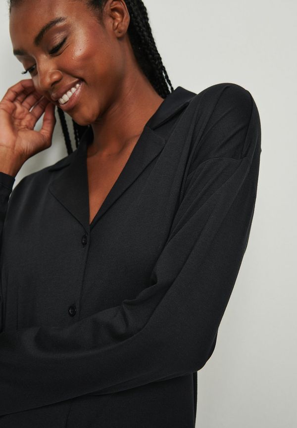 NA-KD Lingerie Soft Comfort lÃ¥ngÃ¤rmad skjorta - Black