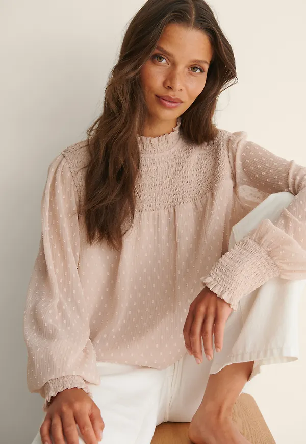 NA-KD Boho Recycled dobbyblus med smock och rysch - Pink