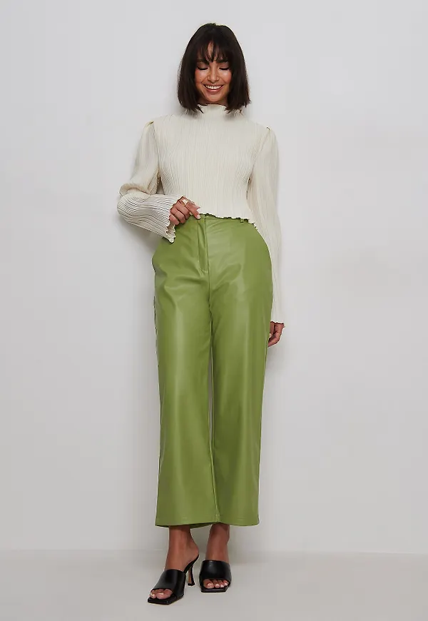 taylor lashae x NA-KD Croppade Byxor I Pu - Green