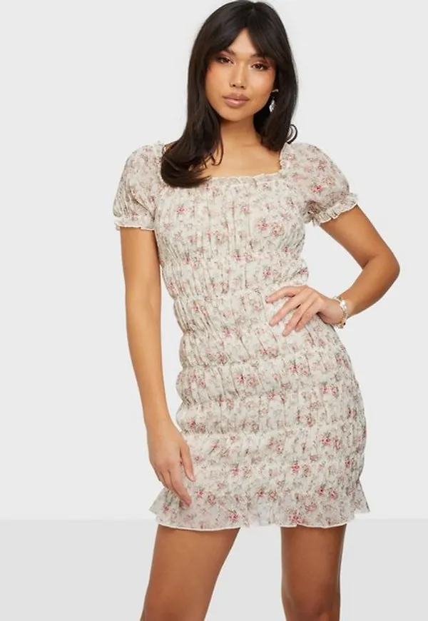 NLY Trend Romance Smock Dress Fodralklänningar