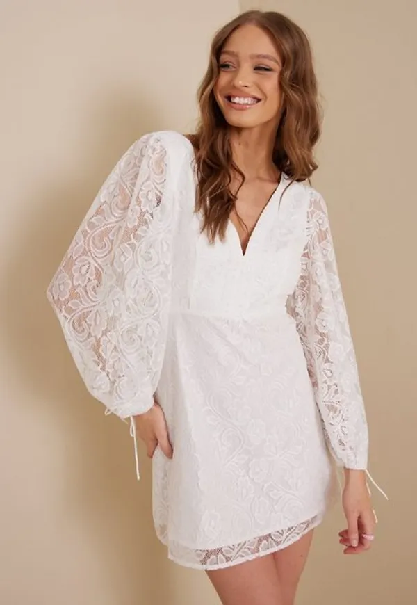 Love Triangle Romantic Blouson Sleeve Lace Dress with Back Detail Långärmade klänningar