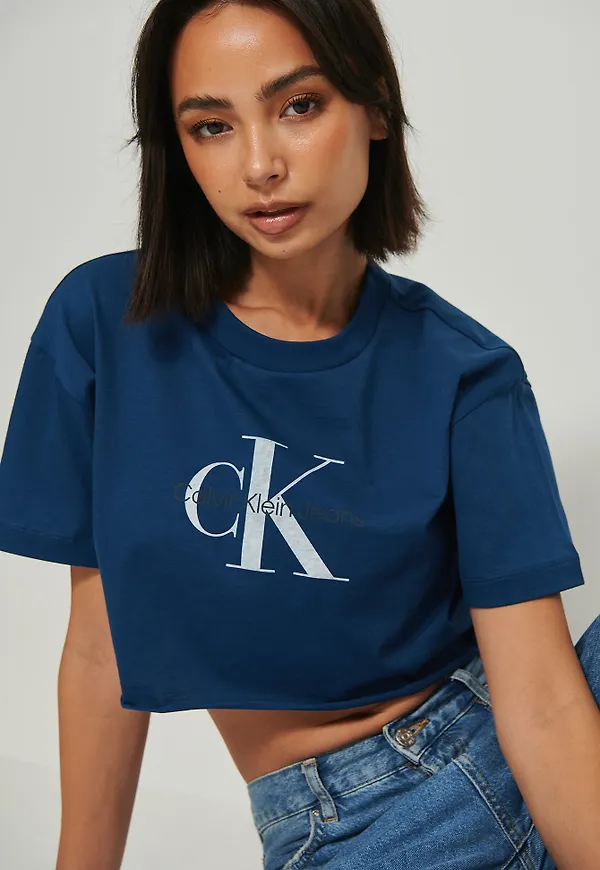Calvin Klein for NA-KD Ekologisk croppad T-shirt med rå fåll - Blue
