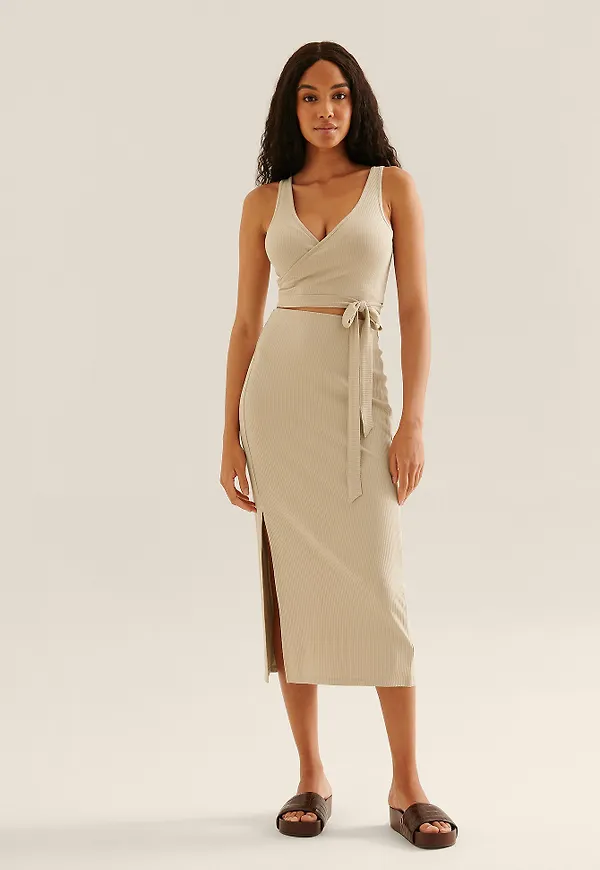 NA-KD Ribbad minikjol med slits - Beige