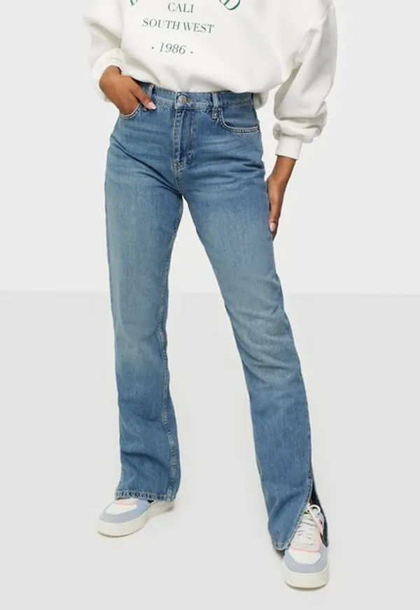 NLY Trend Cheeky Fit Slit Denim Straight Blå