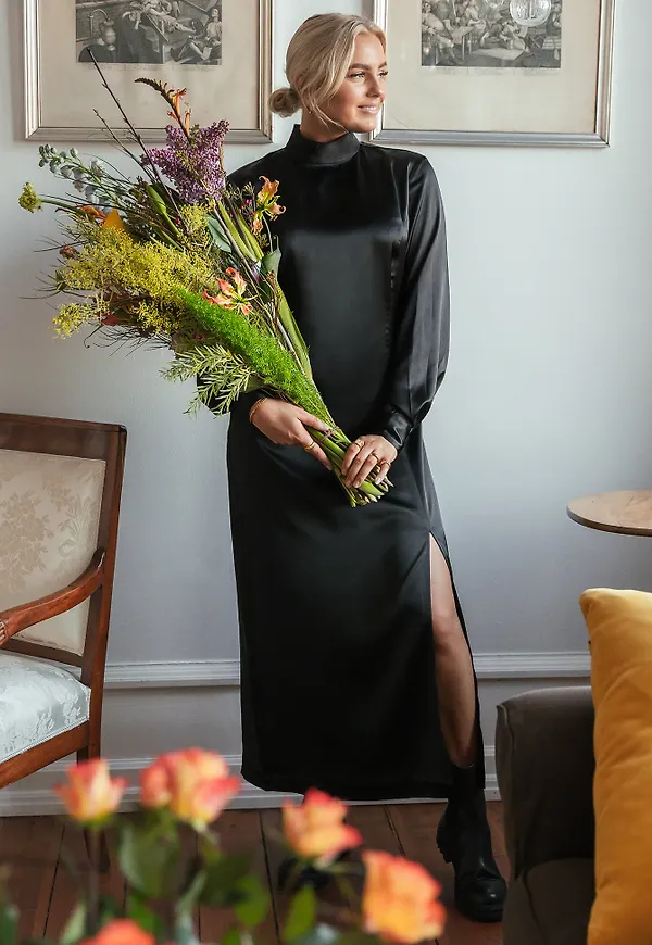 Louise Madsen x NA-KD Satinklänning Med Hög Hals - Black