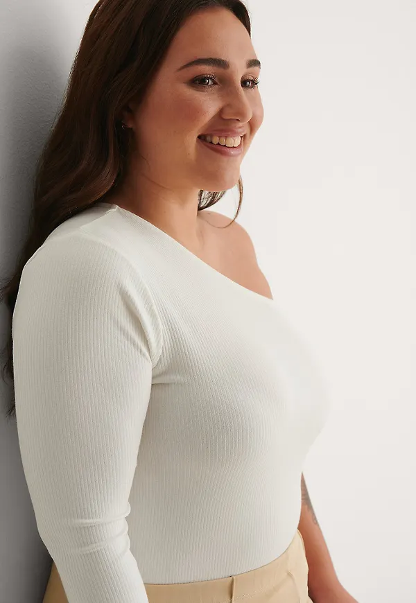 NA-KD Ribbad Topp Med En Axel - Offwhite