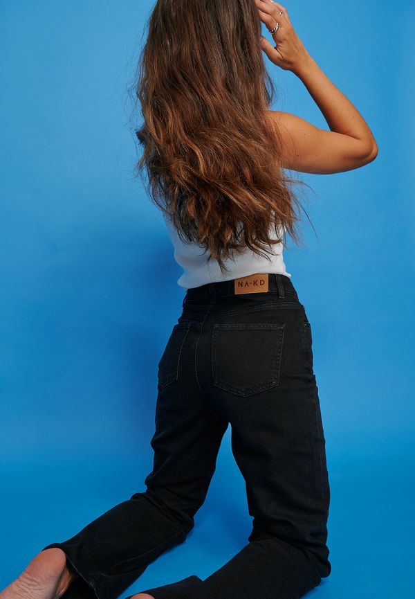 NA-KD Trend Ekologiska jeans med assymetrisk knÃ¤ppning - Black