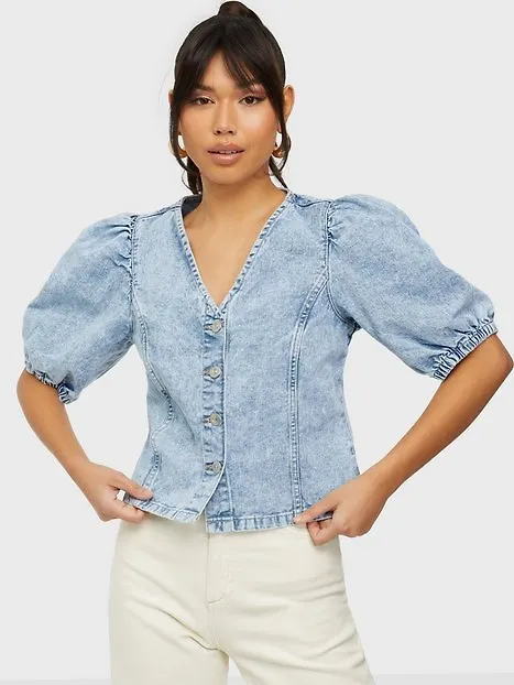 Pieces Pcgili Ss V-Neck Coloured Denim Top Vardagsblusar Light Blue Denim