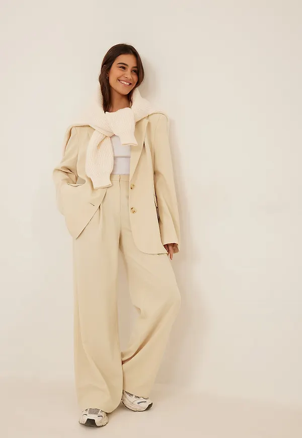 Susanna Wurz x NA-KD Kostymbyxor med boxveck - Beige