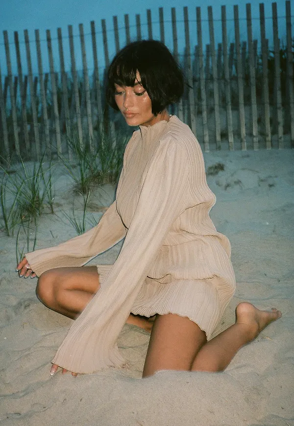 taylor lashae x NA-KD Klänning Med Textur Och Lågskuren Ärm - Beige
