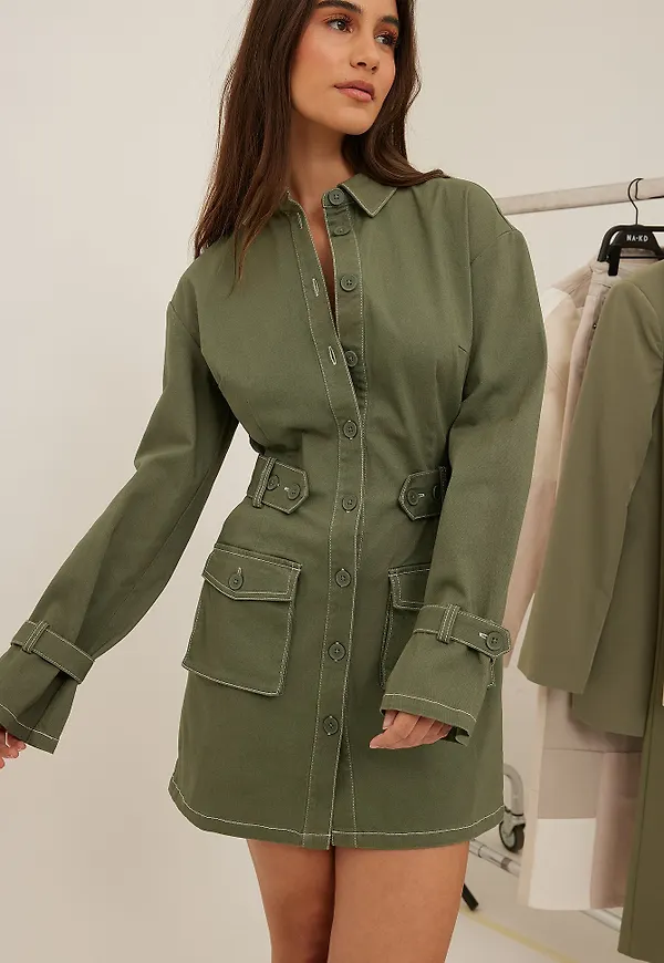 Romee Strijd x NA-KD Utility miniklänning med knappdetalj - Green