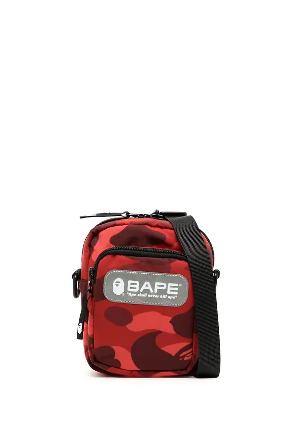A BATHING APE® axelremsväska med abstrakt mönster - Röd
