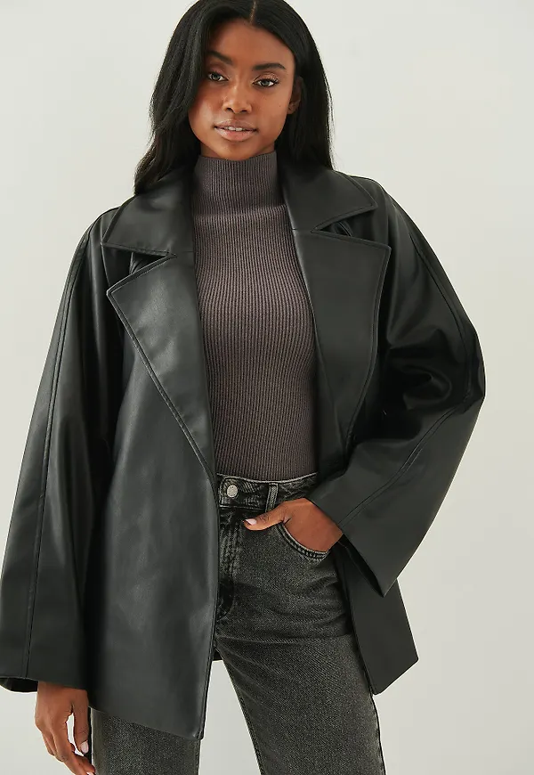 NA-KD Trend Kort PU-kappa - Black