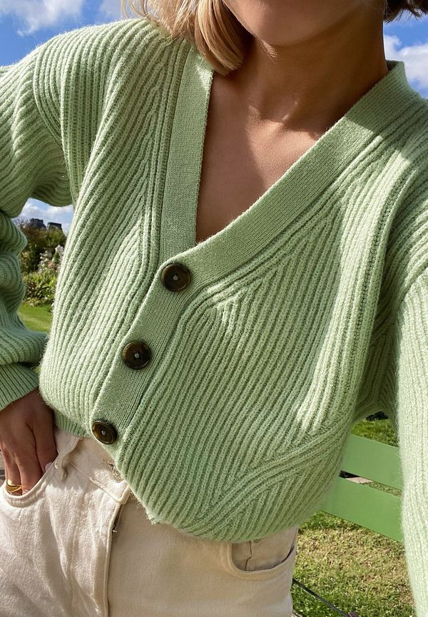 Viktoria & Charline x NA-KD Ribbstickad kofta - Green