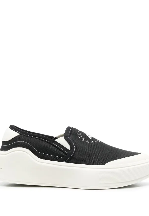 adidas by Stella McCartney slip on-sneakers med logotyp - Svart