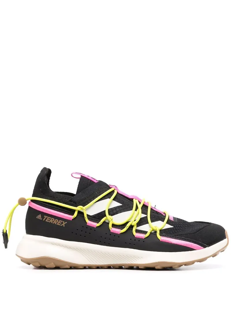adidas låga träningsskor i slip on-modell - Svart