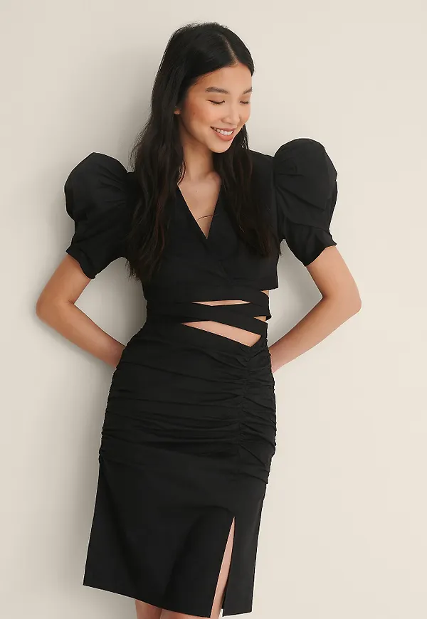Curated Styles Croppad Omlotttopp Med Knyt - Black