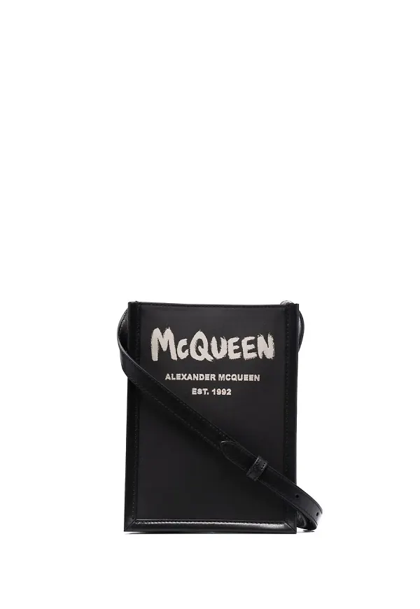 Alexander McQueen axelremsväska med graffititryck - Svart