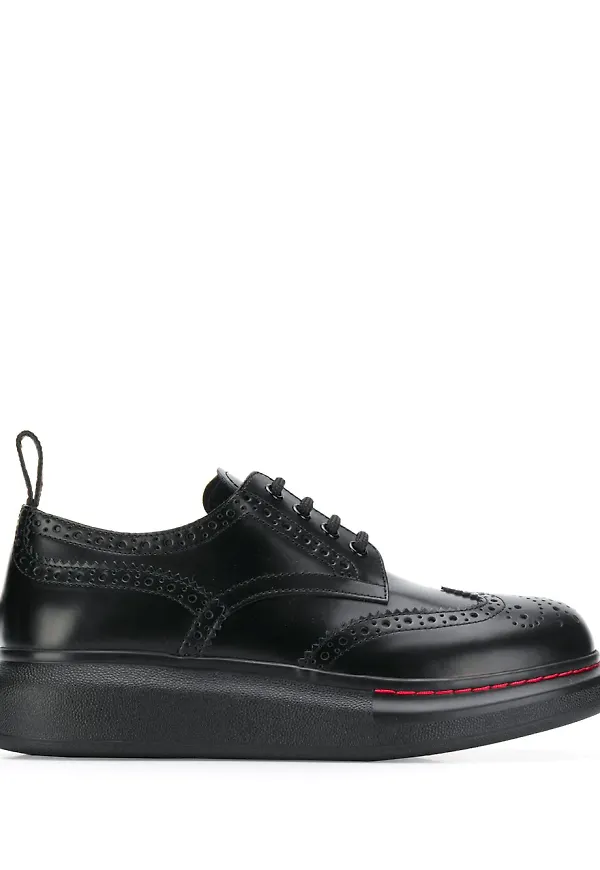 Alexander McQueen Brogues med platåsula - Svart