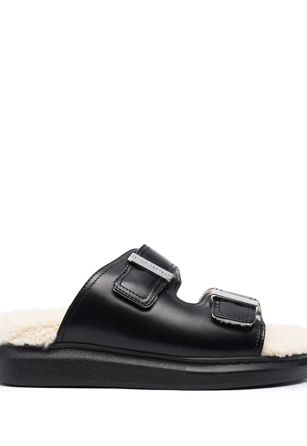 Alexander McQueen fårskinnssandaler - Svart