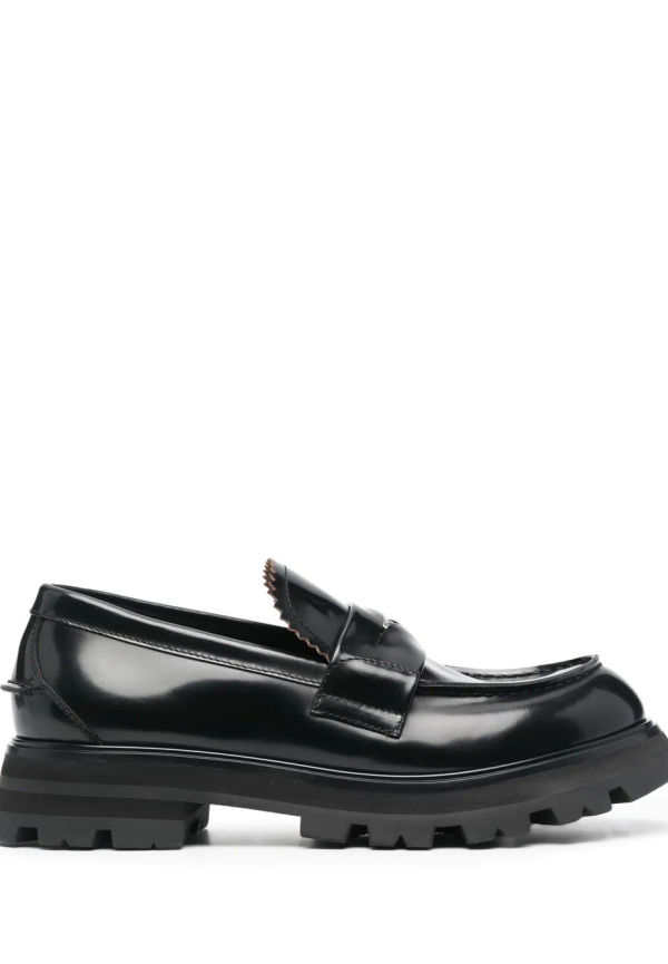 Alexander McQueen loafers i läder med graverad plakett - Svart