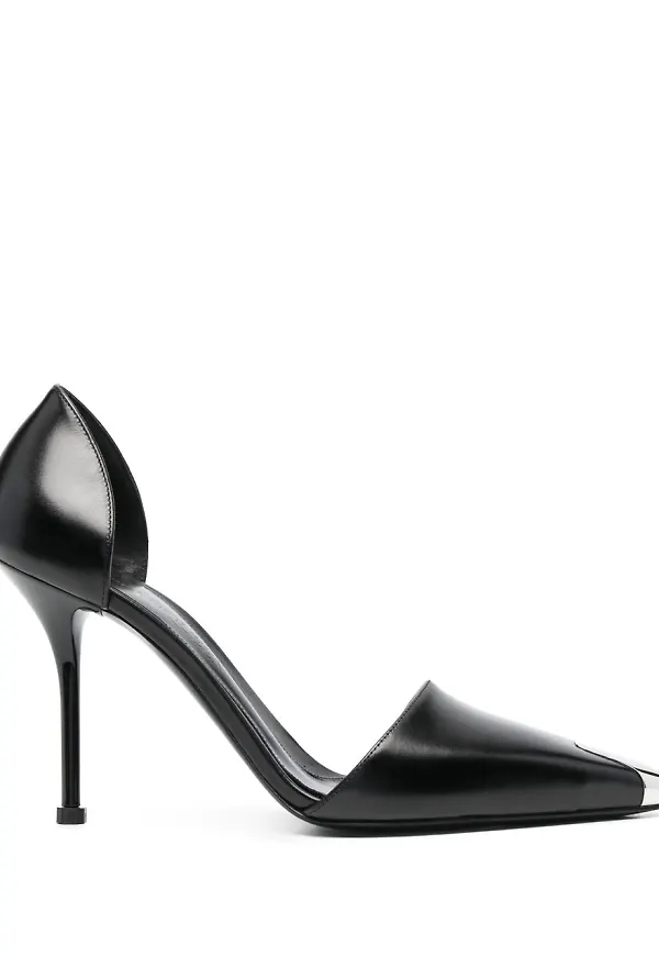 Alexander McQueen läderpumps med tåhätta - Svart