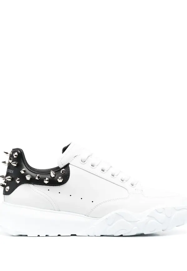Alexander McQueen lädersneakers med nitar - Vit