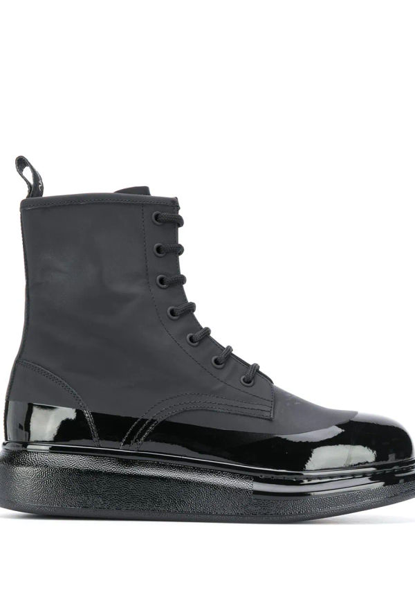 Alexander McQueen militärkängor med sliten detalj - Svart