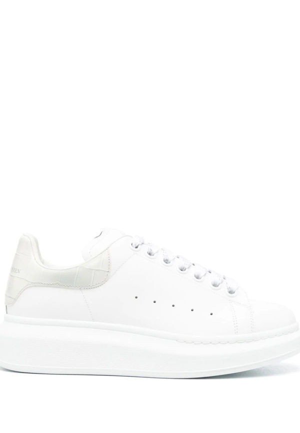 Alexander McQueen präglade sneakers i oversize-modell - Vit