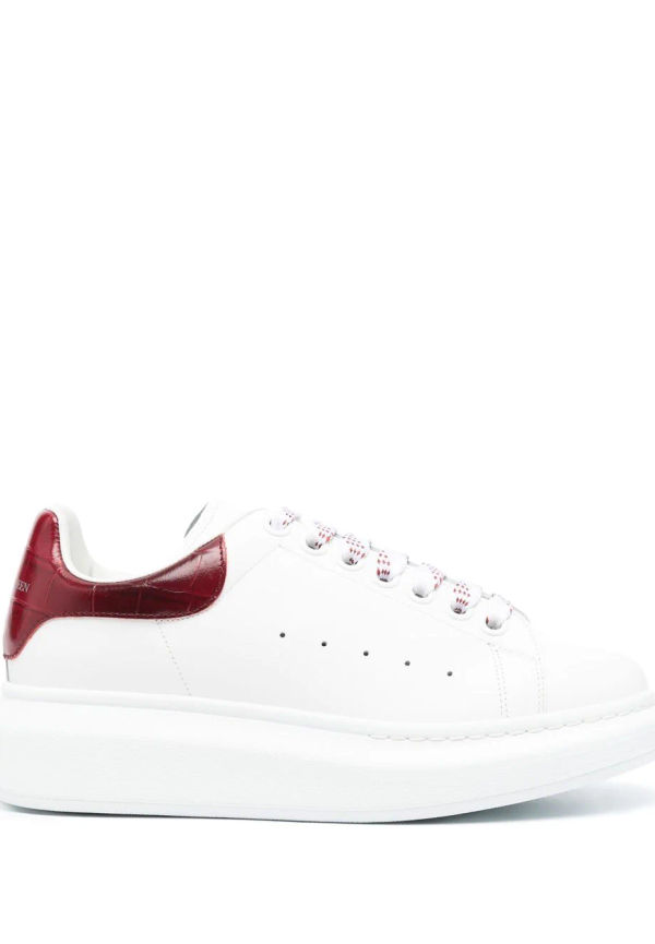 Alexander McQueen präglade sneakers i oversize-modell - Vit