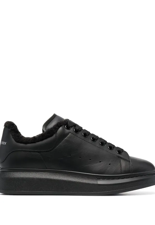 Alexander McQueen sneakers med fårskinnskant - Svart
