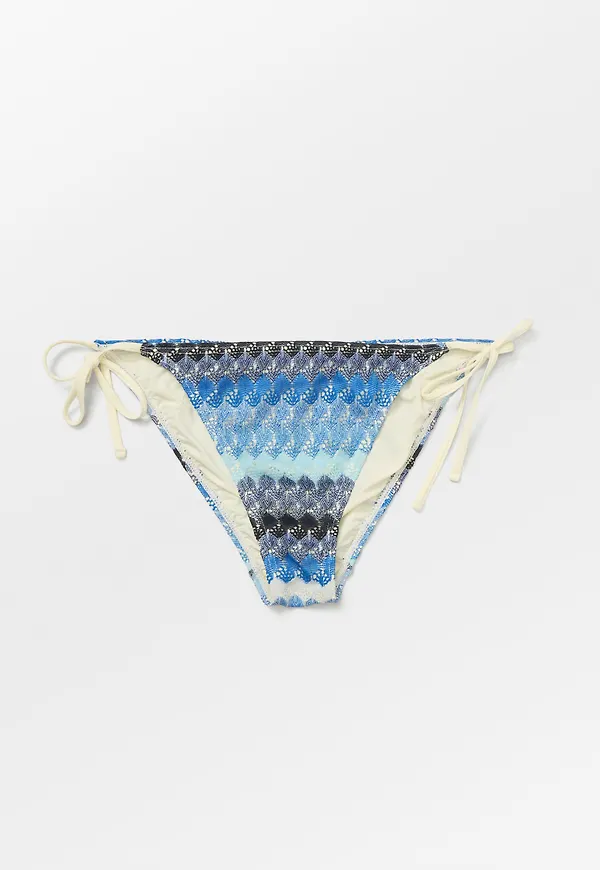 Amber Baila Bikini Tanga