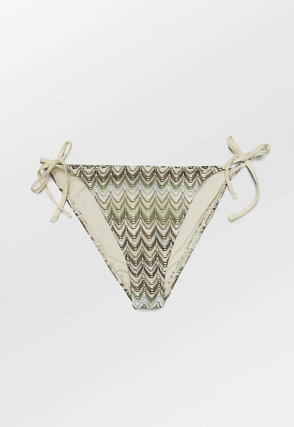 Amber Baila Bikini Tanga
