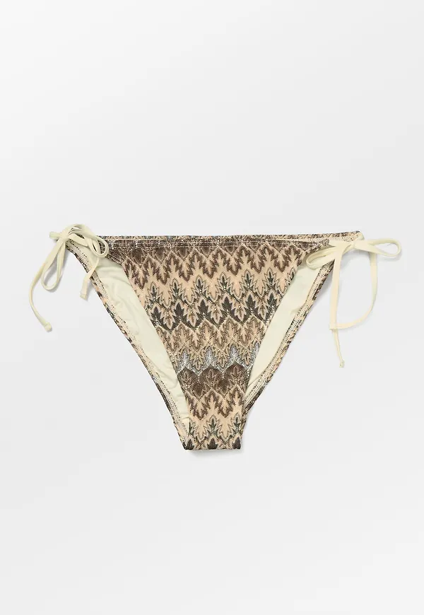Amber Baila Bikini Tanga